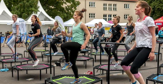 Junge Menschen beim Trampolinspringen.