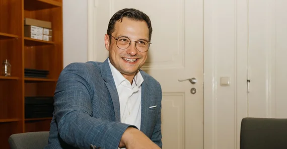 Mensch im Anzug im Gespräch.