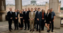 Delegationen der tschechischen Masaryk University (MU) sowie der Vasyl Stefanyk Precarpathian National University (PNU) aus dem ukrainischen Ivano Frankivsk bei ihrem Besuch an der Universität Potsdam mit dem Präsidenten der UP, Prof. Oliver Günther, Ph.D. (5.v.r.), und dem Vizepräsidenten für Internationales und Fundraising Beauftragter für die EDUC, Prof. Dr. Florian J. Schweigert (l.).