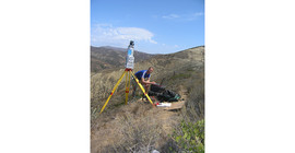 Bei Messungen mit einem terrestrischen Lidar zur Erosionsbestimmung auf dem Santa Cruz Island (USA), Foto: Bodo Bookhagen
