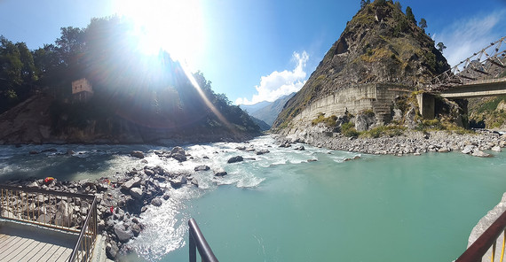 Zusammenfluss von of Alaknanda (von rechts) und Dhauliganga (von links) in Vishnuprayag.