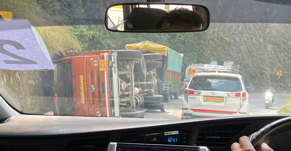 Ein umgestürzter Lastwagen entlang des Weges. Ein umgestürzter Lastwagen entlang des Weges.