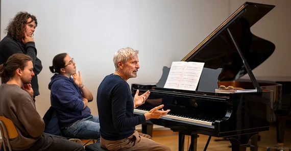 Der Musikdozent Jan Gerdes erkundet mit seinen Studierenden afrikanische Klaviermusik des 20. Jahrhunderts.
