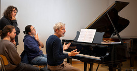 Der Musikdozent Jan Gerdes erkundet mit seinen Studierenden afrikanische Klaviermusik des 20. Jahrhunderts.