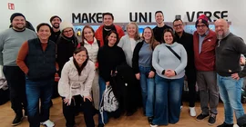 Das Projektteam besuchte den Maker Space im Hasso Plattner-Institut posiert für ein Gruppenfoto.