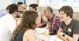 Personen, die sich beim Speedmatching von Potsdam Transfer unterhalten