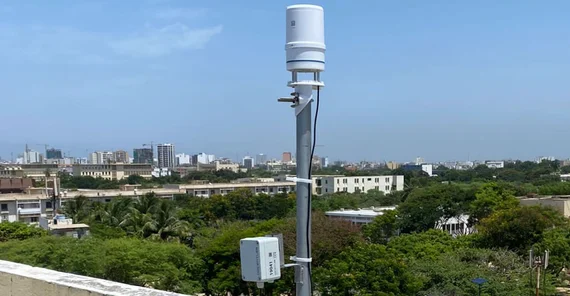 Eine automatische Wetterstation auf dem Dach eines Gebäudes der Universität Cheikh Anta Diop in Dakar.