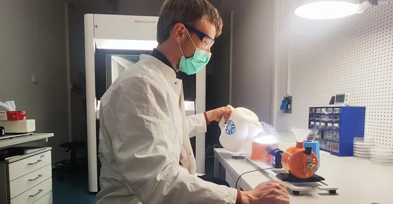 Mann bei der Überführung der Proben in den Probenhalter.