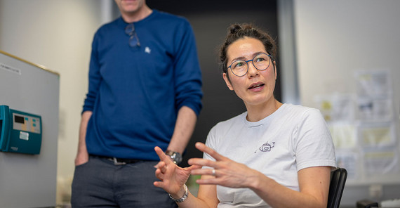 Claudia Rödel (r.) ist Postdoktorandin am Institut für Biologie und Biochemie.