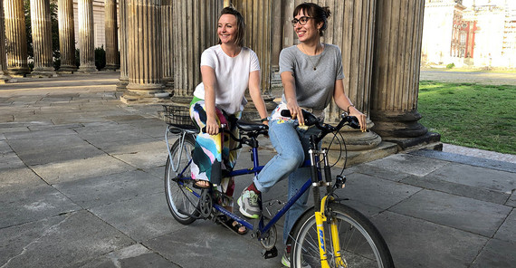 Ein gutes Tandem: Absolventin Ronja Wieltsch (r.) und ihre Mentorin Viola Tasch (l.)