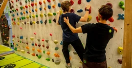 Doktorand Silas Dech übt mit einer Schülerin in der Kletterhalle in Golm