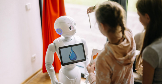 Kinder im Klassenzimmer von morgen – mit Lernroboter Kinder im Klassenzimmer von morgen – mit Lernroboter