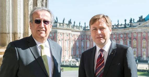 S.E. der Botschafter der Republik Kolumbien in Deutschland, Juan Mayr Maldonado, und der Präsident der Universität Potsdam, Prof. Oliver Günther, Ph.D., im Gespräch (Foto: Karla Fritze)
