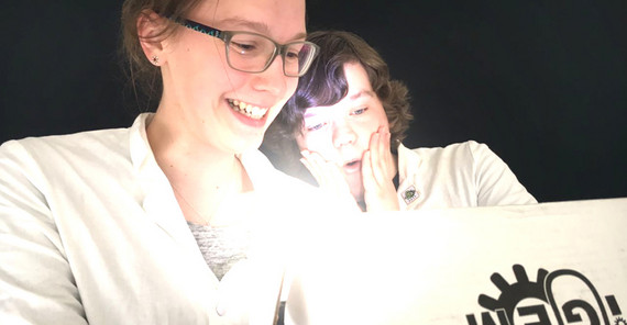 Josefin Säurich (links) und Bryan Nowack (rechts) beim ersten Anblick der diesjährigen BioBricks®. Foto: Lisann Binder