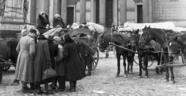 Wagen eines Flüchtlingstrecks aus den Ostgebieten vor der Potsdamer Nikolaikirche im Februar/März 1945