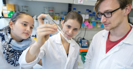 Forschen im Schichtdienst: Die Studierenden des Potsdamer iGEM-Teams sind derzeit täglich im Labor. Hier (v.l.n.r.): Pauline Kuschel, Sonja Reuter und Felix Lohrke. Foto: Thomas Roese.