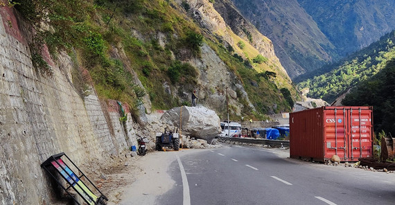 Ein riesiger Stein blockiert die Straße. Ein riesiger Stein blockiert die Straße.