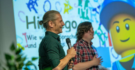 Dr. Hans-Georg Müller, einer der Sieger des 2. Brandenburger Science Slams in Velten, mit Moderator Bryan Nowack (v.l.n.r.).