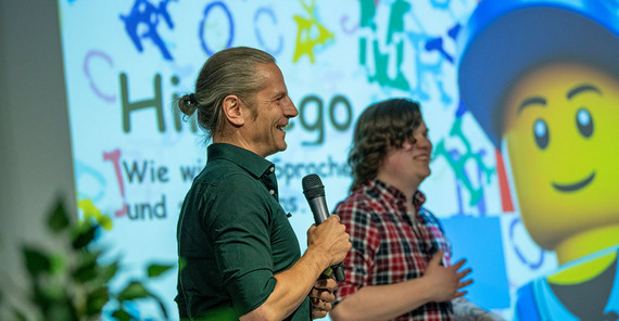 Dr. Hans-Georg Müller, einer der Sieger des 2. Brandenburger Science Slams in Velten, mit Moderator Bryan Nowack (v.l.n.r.).