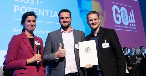 Johannes Zier (right) and Sascha Thormann of Potsdam Transfer receive funding from the Federal Ministry of Economic Affairs and Energy to establish the Potsdam International Transfer Collaboration Hub (PITCH). Photo: Bildkraftwerk.