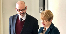 Wissenschaftsministerin Martina Münch überreicht Prof. Dr. Daniel Krochmalnik seine Ernennungsurkunde