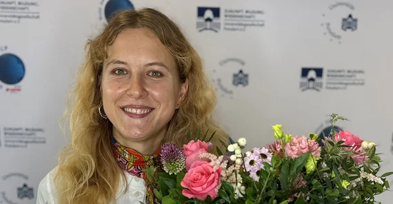 Valeriya Denisova mit Blumen