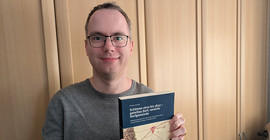 Porträt eines Mannes, der ein Buch in der Hand hält