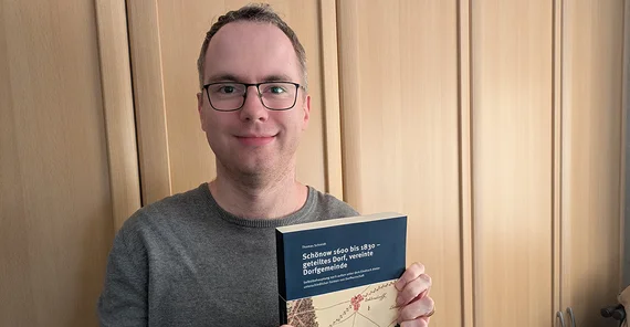 Porträt eines Mannes, der ein Buch in der Hand hält