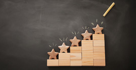 Symbolbild mit Sternen auf Siegertreppchen