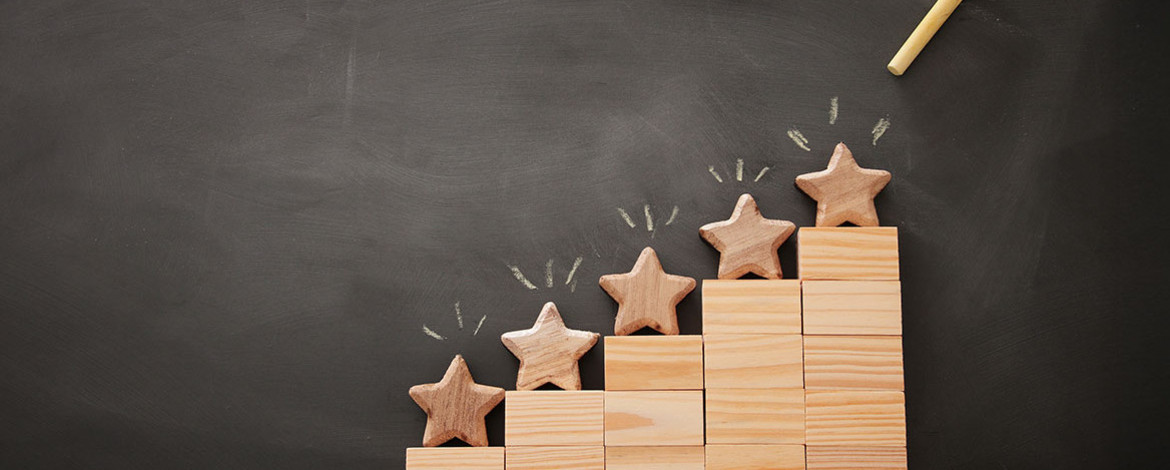 Symbolbild mit Sternen auf Siegertreppchen - 