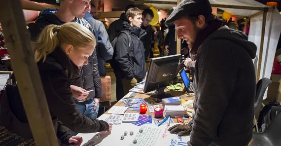Foto: Auf dem Markt der Möglichkeiten beim WarmUP 2015 (Thomas Hölzel)
