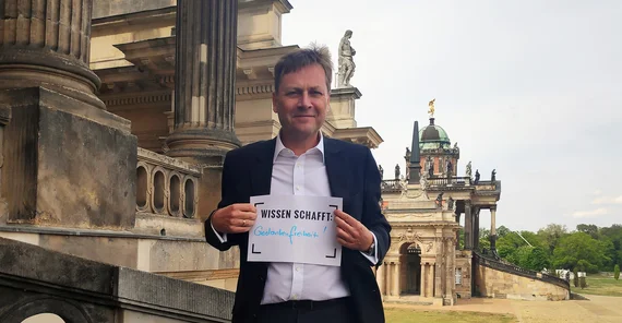 Der Präsident der Universität Potsdam, Prof. Oliver Günther, PhD., unterstützt die Kampagne „Gesicht zeigen für die Wissenschaft“. Foto: Matthias Zimmermann.