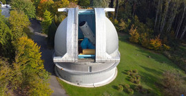 Das Perek-Teleskop in Ondřejov. Ein sehr großes Gebäude mit teils geöffneter Kuppel.