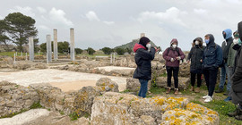 Das Bild zeigt die Potsdamer Studierenden bei ihrem Besuch im archäologischen Park der antiken Stadt Nora. Vor ihnen steht ein Guide und erklärt etwas. Foto: Juliane Seip