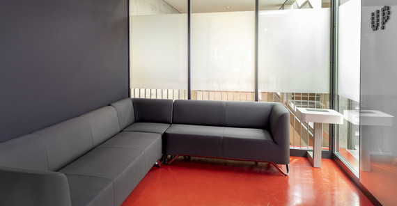 Funktionale Arbeitsplätze und eine Lounge in modernen Acoustic Pods im Hörsaalgebäude auf dem Campus Griebnitzsee | Foto: Thomas Roese