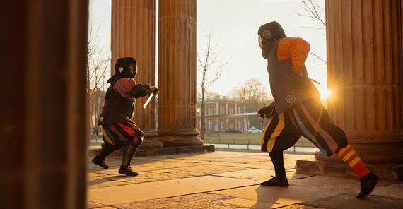 Zwei Schwerkämpfer in den Kolonnaden am Campus Neues Palais.
