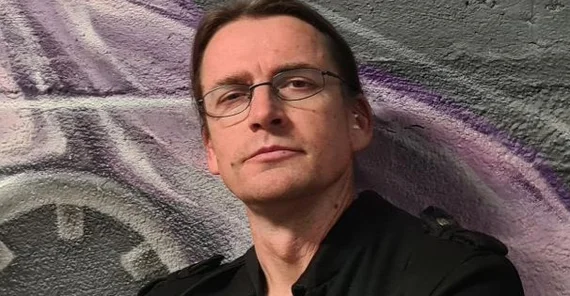 Auf dem Foto ist der Wissenschaftler Maik Wienecke zu sehen.