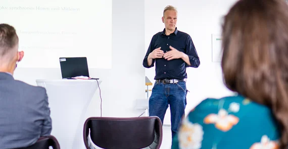 Prof. Dr. Guido Nottbusch fördert die Lesekompetenz mit „Voculus – Lesen durch Hören“. | Foto: Tilo Bergemann