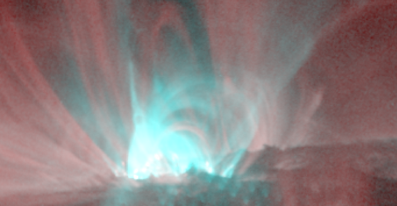 Sonneneruption, aufgenommen am 13. Mai 2013 im extremen Ultraviolett bei 13,1 nm (Cyan – 10 MK) und 17,1 nm (Rot – 1 MK) vom Solar Dynamics Observatory (SDO) der NASA. Foto: Courtesy of NASA SDO and AIA science teams.