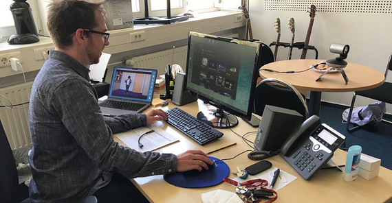 Phillip Feneberg am PC bei der Arbeit