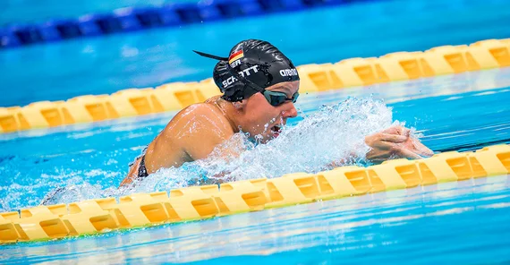 Frau schwimmt eine Bahn.