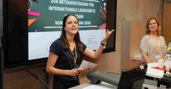 Marie Rüdiger vom Potsdamer Refugee Teachers Program begrüßt die Gäste der Tagung.