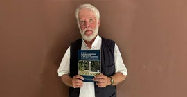 Dr. Thomas-Peter Gallon mit seinem Buch „Das Blutbad an italienischen Zwangsarbeitern am 23. April 1945 bei Treuenbrietzen: was wir über ein Verbrechen vom Ende des Zweiten Weltkriegs wissen“.