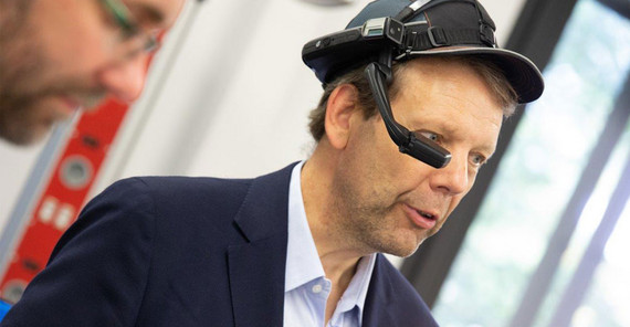 Die AR-Brille im Einsatz im Zentrum „Industrie 4.0“ | Foto: Sandra Scholz