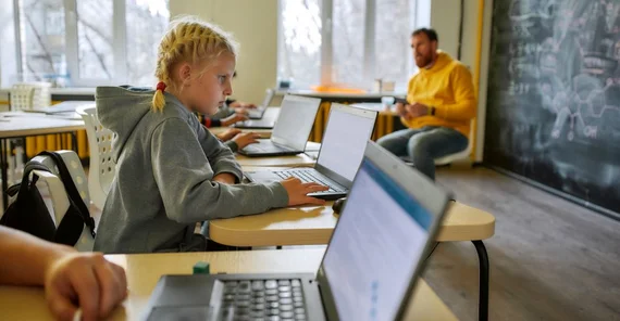 Das Bild zeigt Unterricht in der Grundschule. Das Foto ist von Svitlana/AdobeStock.