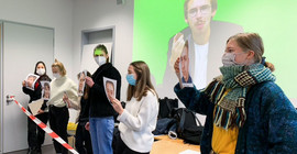 Das Bild zeigt die Studierende bei der Rätselentwicklung. Das Foto ist von Dr. Katrin von Kap-herr.