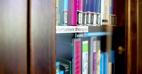 Bücherregal mit der Aufschrift "Verhaltenstherapie"