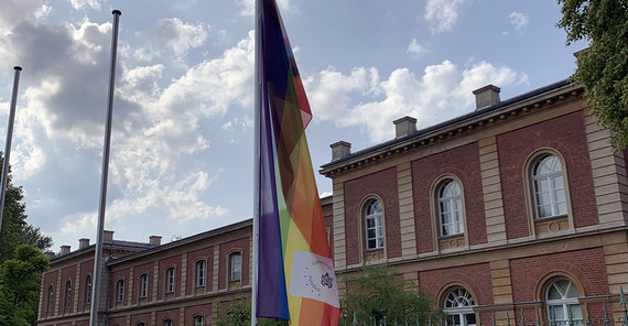 Regenbogenflagge vor der Uni Potsdam