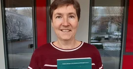 Porträt einer Frau, die ein Buch in der Hand hält