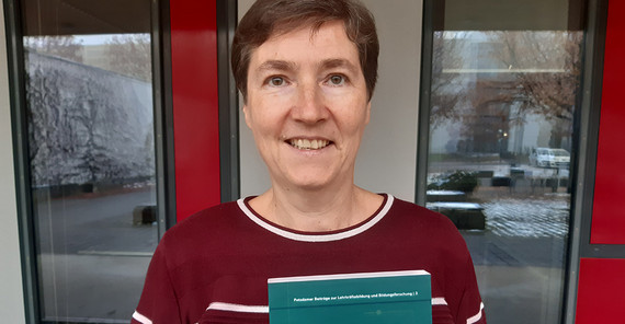 Porträt einer Frau, die ein Buch in der Hand hält